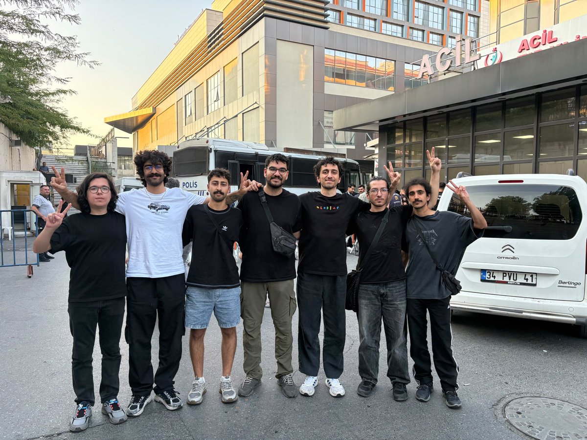 ogrdayanixx's tweet photo. Dün Kadıköy’de emperyalist NATO ve ABD’nin savaş politikalarına karşı seslerini yükselttikleri için gözaltına alınan arkadaşlarımızın tümü serbest! ✌️

Hâlâ hukuksuzca içeride tutulan arkadaşlarımızı geri alana dek durmayacağız.

NATO’dan hesabı gençlik soracak! https://t.co/2fMD8buz84