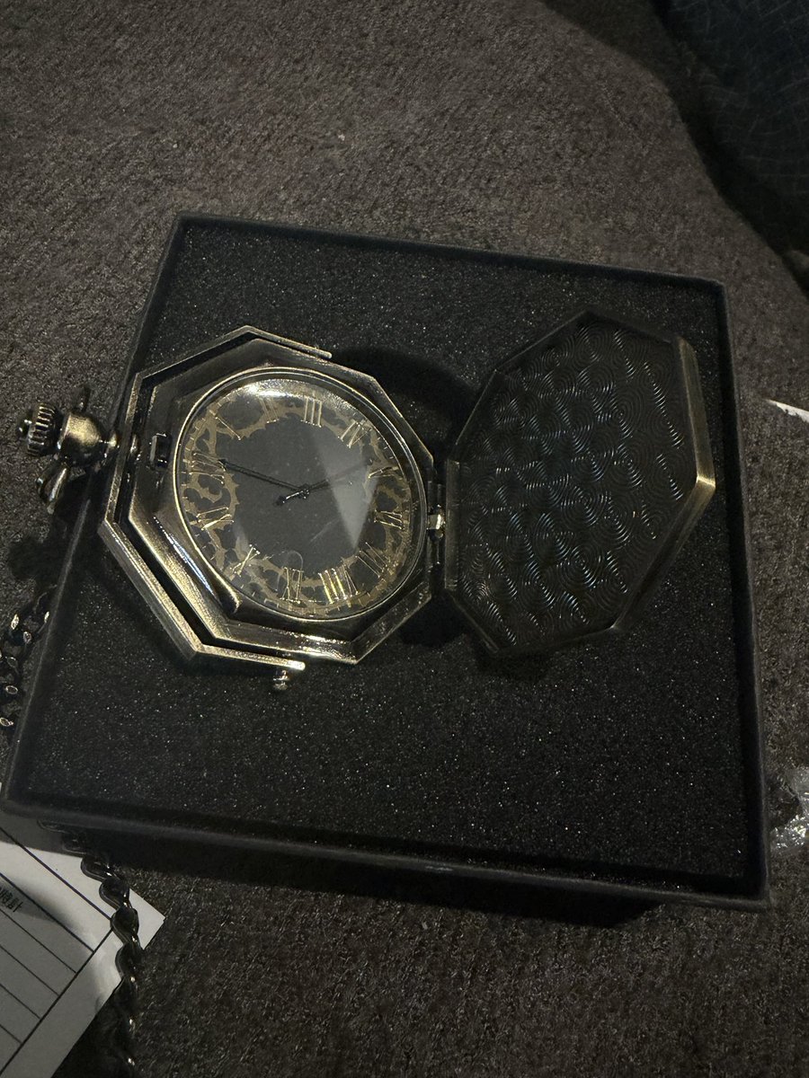 XIII906's tweet photo. #slowdamage guys guess what parcel arrived… https://t.co/oCXihqLhhk
