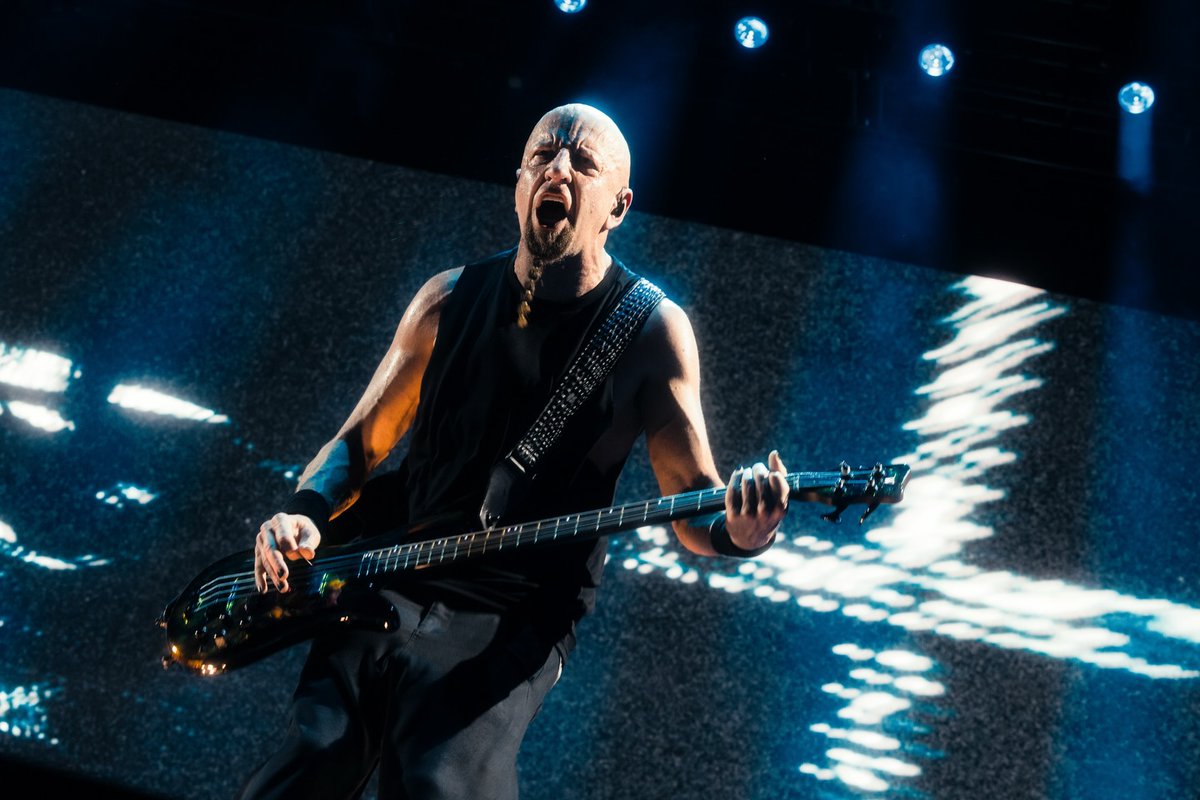 systemofadown's tweet photo. Milano, ti amiamo. 🇮🇹 

Berlin, you're up tonight. 

📷: @audiomassacre https://t.co/UoqNgnKRip