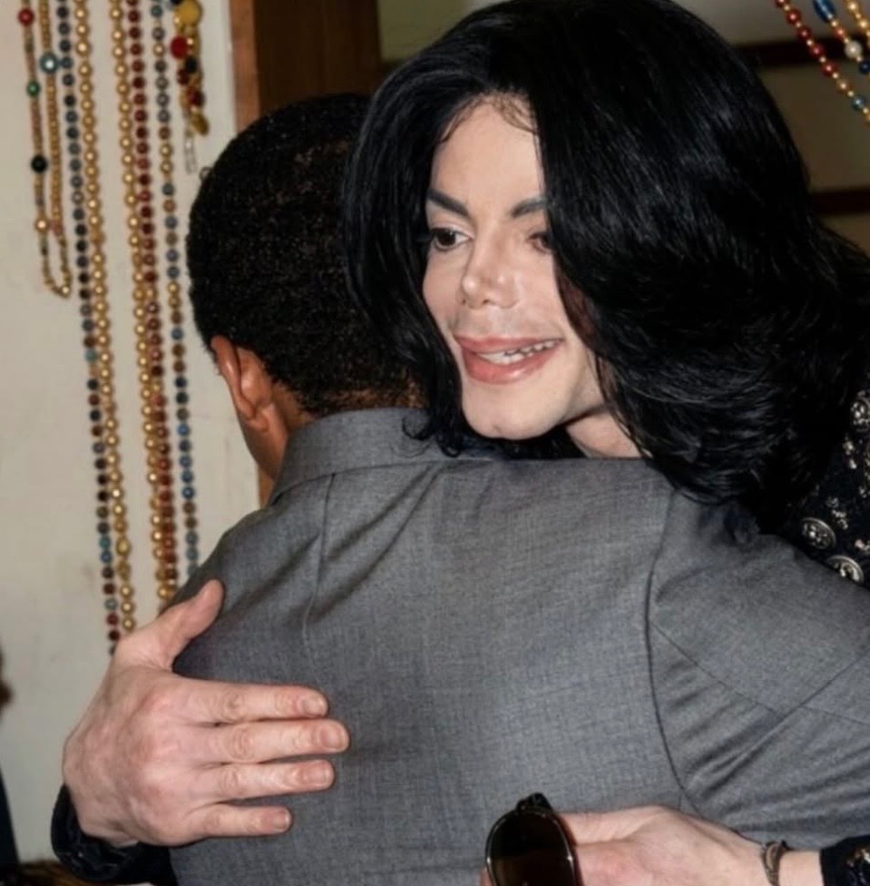 historyrock_'s tweet photo. This was the last time Jaafar Jackson hugged his uncle.

May 14, 2009. https://t.co/xam8Q6nxrK