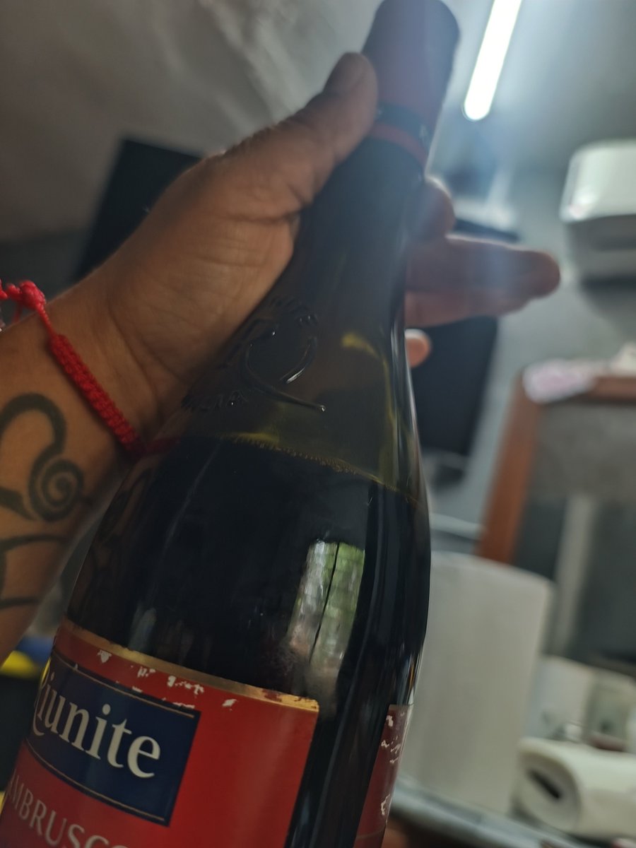 ungratefulputa's tweet photo. Recibí una botella de vino dañada con faltante de líquido, el cual quedó en la envoltura de burbuja y huele a podrido. La botella sigue cerrada. Quise iniciar una devolución para que me den un reemplazo pero no se puede. Y no hay opción de iniciar un chat en la app
@amazonmex https://t.co/ReEHXij567