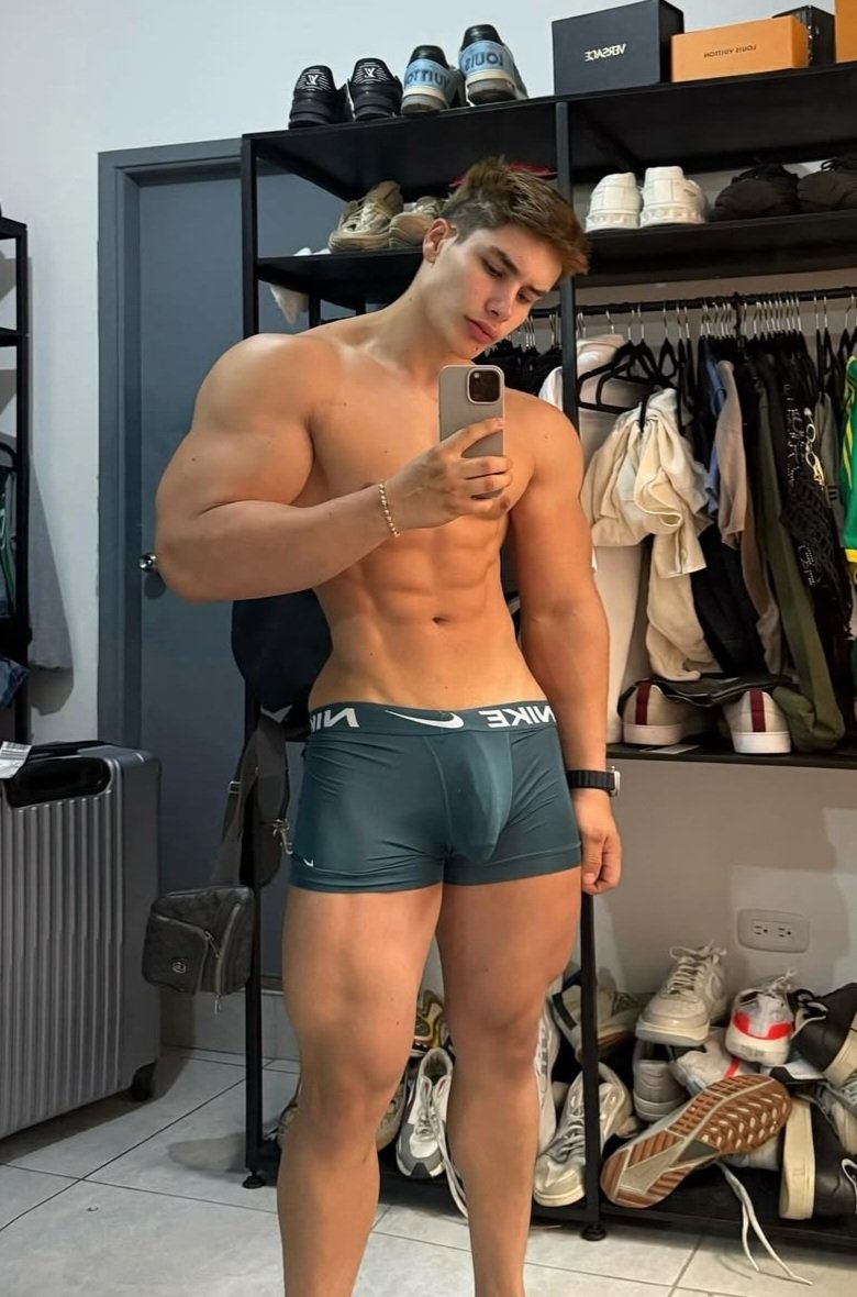 Trance_master7's tweet photo. Monday motivation
 Trance master are programmed to show off and use the less clothes they can
He is "trying" to find something to put on. But always a nice time to show off

Become that jock, bro https://t.co/1ywhE7VlAv