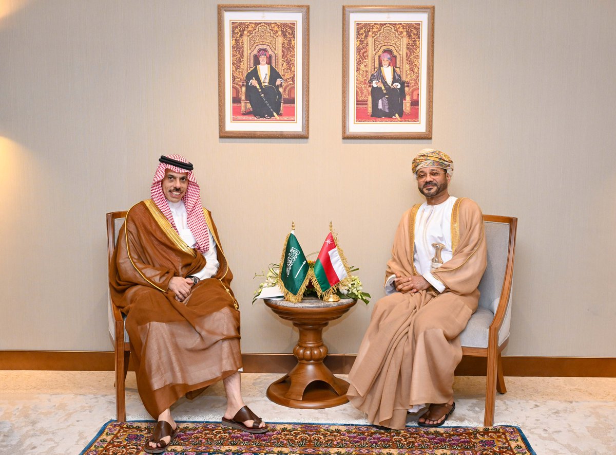 H_albloooushi's tweet photo. يا مرحباً بـ #عُمان بوزير خارجية المملكة العربية #السعودية الشقيقة. أنورت الدار بقدومكم الكريم، وزيارتكم تجسد عمق التلاحم والروابط التاريخية الوثيقة بين بلدينا. حياكم الله بين أهلكم وإخوانكم. 🇴🇲❤️🇸🇦 https://t.co/RxFh2bzTGE
