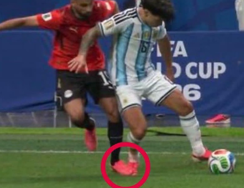 monicaserr54380's tweet photo. @dw_espanol MIENTE PRIMERA IMAGEN JALA Y PISA AL ARGENTINO. SEGUNDA EL EGIPCIO PATEA AL ARGENTINO. https://t.co/35wiwD45ni
