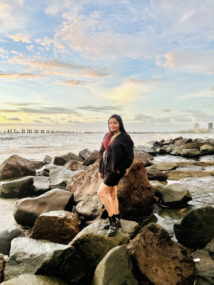 sayantani8's tweet photo. Wet shoes, sea breeze, and that orange-pink sky reflecting on the water., 🌅. 🌧️
#BandstandDiaries #MumbaiMonsoon #SunsetChaser #mumbaiskyline #LastWeekVibes https://t.co/ZcIAzyZz1f
