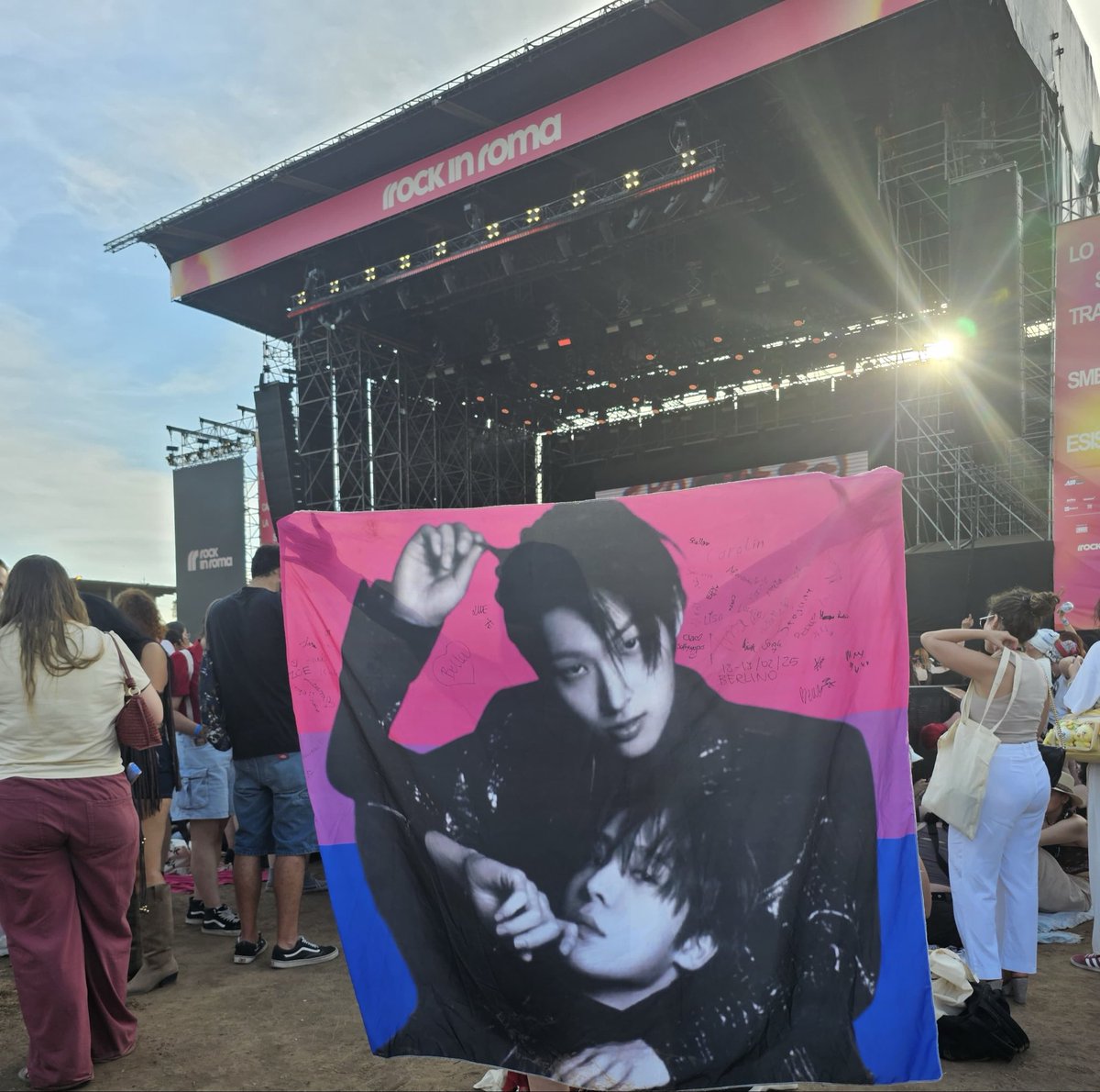nasayungi's tweet photo. BISEXUALS FOR YUNGI WE ARE HEREEEEEEE #ATEEZatRockInRoma https://t.co/mKzIIwXJQi