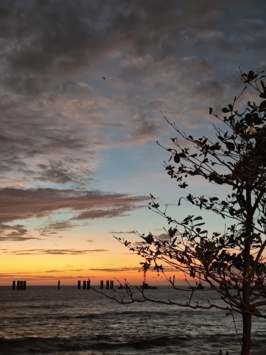 sayantani8's tweet photo. Wet shoes, sea breeze, and that orange-pink sky reflecting on the water., 🌅. 🌧️
#BandstandDiaries #MumbaiMonsoon #SunsetChaser #mumbaiskyline #LastWeekVibes https://t.co/ZcIAzyZz1f