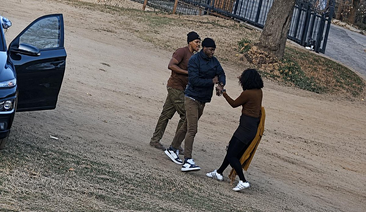 clydegoal's tweet photo. HELP HELP!!
My sisters were robbed at gunpoint in Riversands and their phones were stolen.  DETAILS: White car with tinted windows, 4 men, reg: LW10CRGP. 
 Please make them trend🙏 #Joburg @SAPoliceService @TshenoloPi @Abramjee   #CrimeAlert