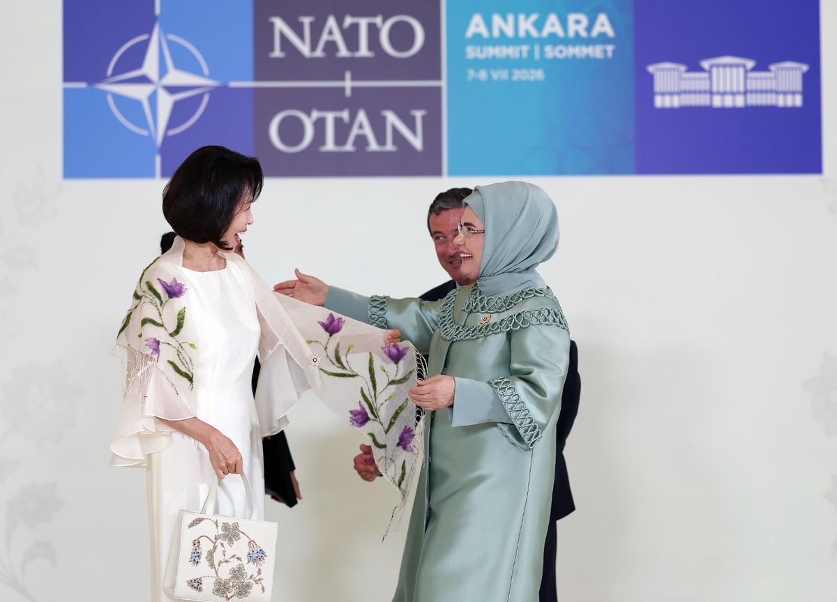 gundem7x24's tweet photo. Güney Kore Devlet Başkanı'nın eşi Kim Hea Kyung, görüşmeye, Türkiye'ye önceki gelişinde Emine Erdoğan'ın hediye ettiği sof kumaşından yapılan şal ve çantayla geldi. https://t.co/7nkBPmudfM
