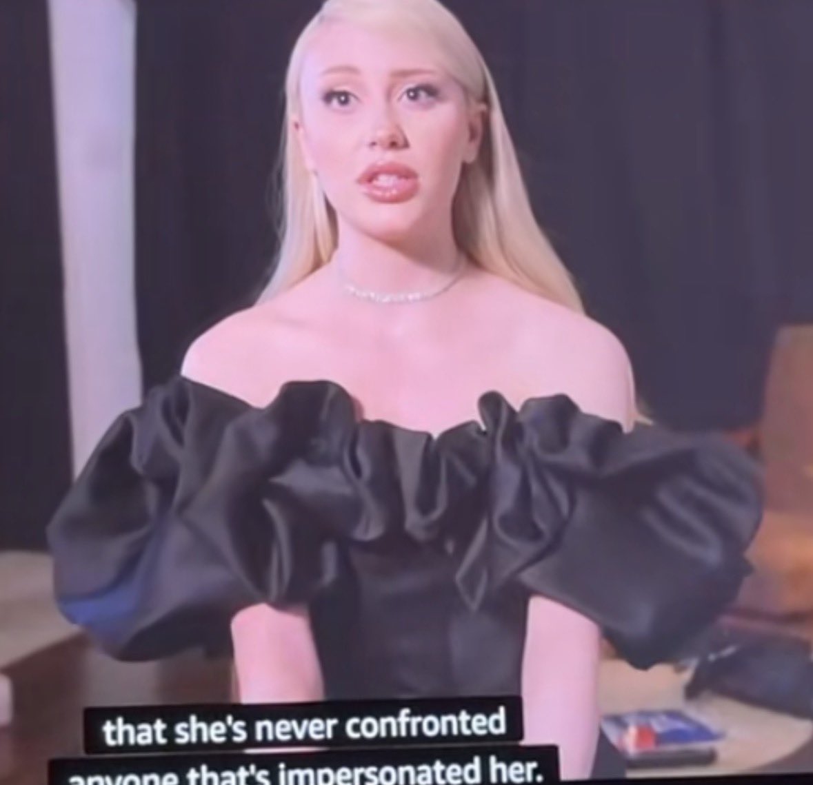 tattooedhe8rt's tweet photo. the concept of paige having the audacity to say she’s not impersonating and then proceeding to copy arianas outfit for her documentary https://t.co/VeVApUW9u2