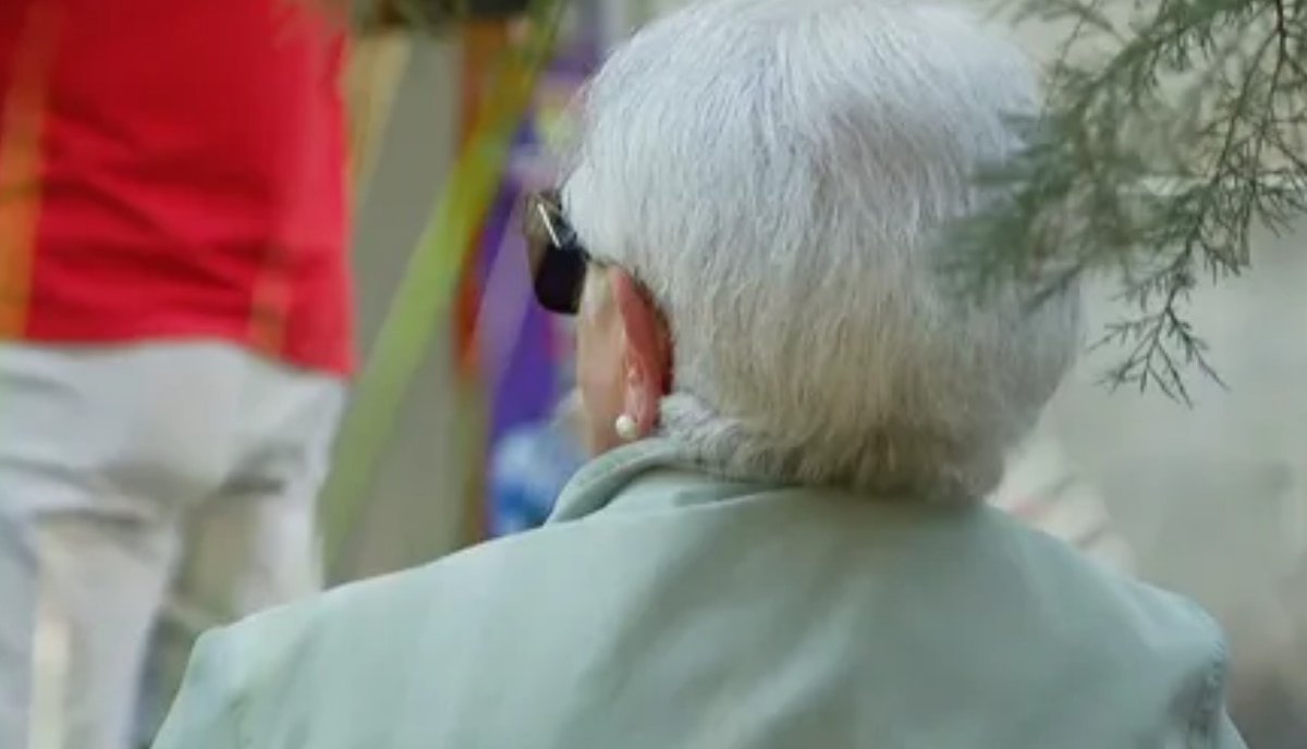 anti_burocracia's tweet photo. Hace un mes y diez días que duerme en un banco delante del Hospital Clínic. Tiene 82 años.

Perdió el piso donde vivía después de una estafa. De la vida que tenía, ahora le cabe todo en una mochila: cosas de higiene, un par de camisetas. Dos veces por semana va a unas duchas públicas. El resto de días, se lava como puede en el Clínic.

Por la noche no se tumba, aunque podría. “Con el miedo que tengo, yo no me tumbaría.” Sentada dice que tiene la sensación de que puede vigilar más. Duerme media hora seguida, como mucho. Las piernas se le hinchan hasta que, dice, parecen a punto de estallar.

No está sola en el banco — dos personas más pasan allí la noche, a su lado. Pero la protección que existe para la gente que duerme en la calle no está pensada para alguien como ella: cuando buscó un recurso, le dieron tres días y le dijeron que después ya no podía volver. Las plazas que hay son, sobre todo, para jóvenes.

Barcelona cuenta 1.982 personas durmiendo en la calle en el último recuento. El perfil mayoritario es un hombre de unos cuarenta años. Ella, a los 82, es la excepción que el sistema no sabe dónde encajar.

“A mis años no me habría imaginado que pudiera pasar una cosa así, nunca”, dice.

En mi Newsletter hablo de temas legales y fiscales, pero también cuento historias como esta y conecto los dos mundos.

Cada día un email que te ahorra una consulta. Todo lo que afecta a tu bolsillo, explicado para que se entienda.

Apúntate gratis: 👉 https://t.co/OKv2ONbQaC

(Asegúrate de poner bien tu mail. Después te llegará un email de confirmación. Si no lo ves, revisa spam, arrástralo a tu bandeja principal y confirma para recibir todos los correos.)