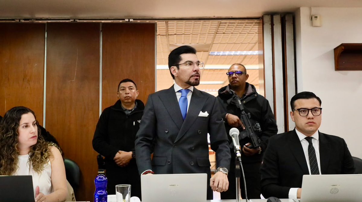 MinutoJusticia's tweet photo. 🚨#URGENTE  #CasoSinohydro | La Fiscalía General del Estado retiró la acusación contra Priscilla Burneo Patiño, nieta de Conto Patiño, luego de concluir, durante sus alegatos finales, que la prueba practicada en el juicio acreditó que NO participó en los hechos por los que fue procesada.

Durante la audiencia, el Fiscal General Leonardo Alarcón reconoció que la prueba demostró que Priscilla Burneo no suscribió el acta de reforma de estatutos de RECORSA del 23 de febrero de 2010, uno de los principales fundamentos de la acusación presentada en su contra.

Respecto de las transferencias recibidas por Burneo, la Fiscalía sostuvo que la prueba practicada en juicio permitió concluir que los recursos provenientes de Comercial RECORSA C.A. correspondían a reembolsos de gastos y no al delito de cohecho.

Además, señaló que la evidencia no acreditó que hubiera participado en la recepción o canalización de sobornos.

Con base en la valoración integral de la prueba producida durante el juicio, la Fiscalía concluyó que Priscilla Burneo no participó en los hechos y retiró la acusación formulada en su contra.

La decisión llega después de 1.120 días desde la vinculación de Priscilla Burneo al proceso penal, período durante el cual permaneció con un grillete electrónico y sometida a medidas cautelares.