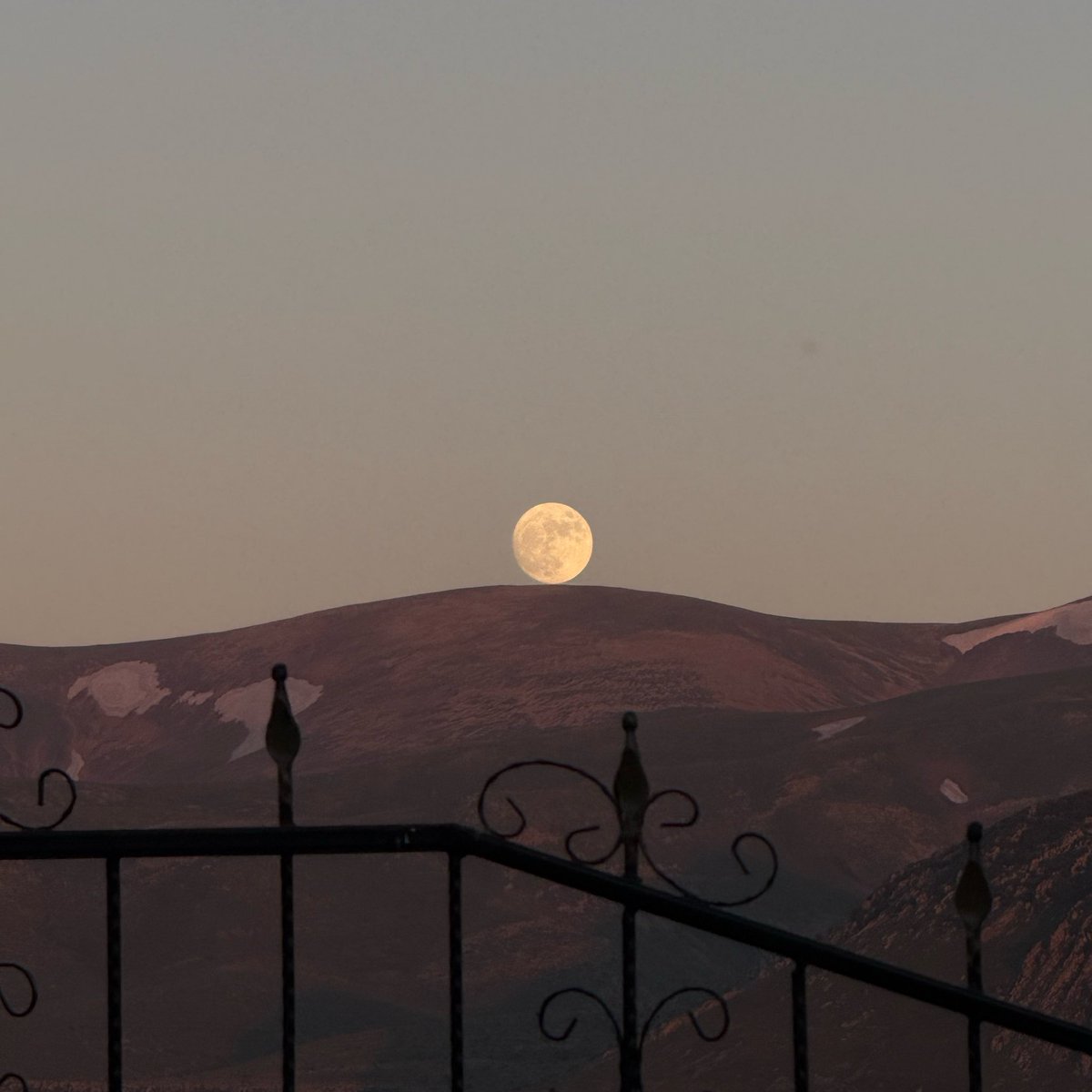 aalnzz_'s tweet photo. j’suis amoureuse de la lune !! https://t.co/1RWxpR0sSo
