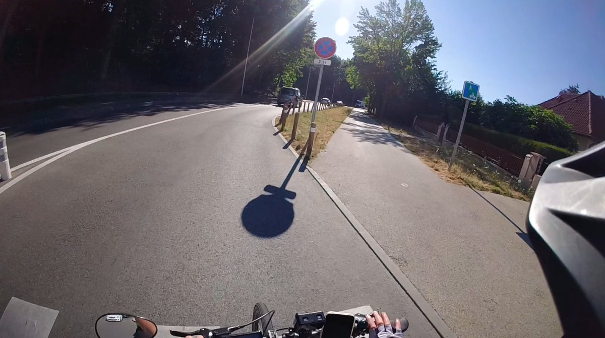 wretch87's tweet photo. @pekval @cortezalex6 Il y a en effet : 
Une 1ère insertion vers la VV au début puis via un accès riverain
Ensuite ça bifurque vers la droite pour arriver sur un chemin de graviers/sable
Avec une sortie assez dangereuse : abrupte, gravillonneuse débouchant sur un trottoir étroit avec peu de visibilité https://t.co/WQ8Kt9FwcS