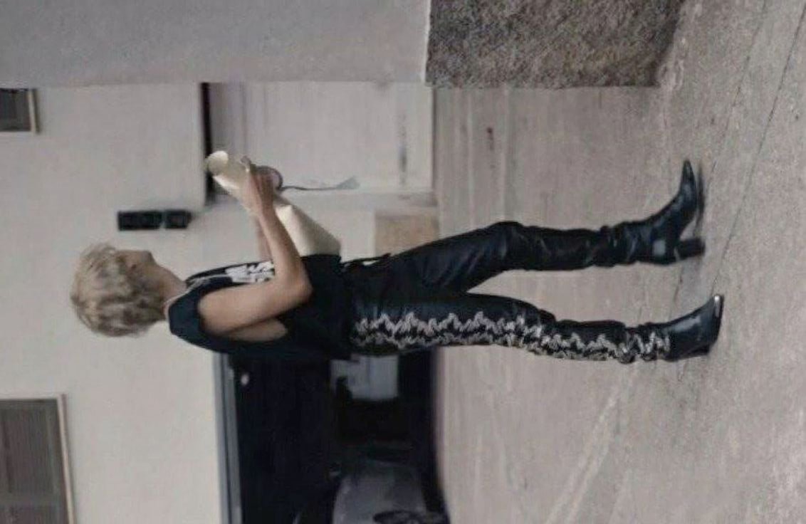 thvgaggedme's tweet photo. this outfit was such a gag, we were robbed https://t.co/UltAjuPF5A