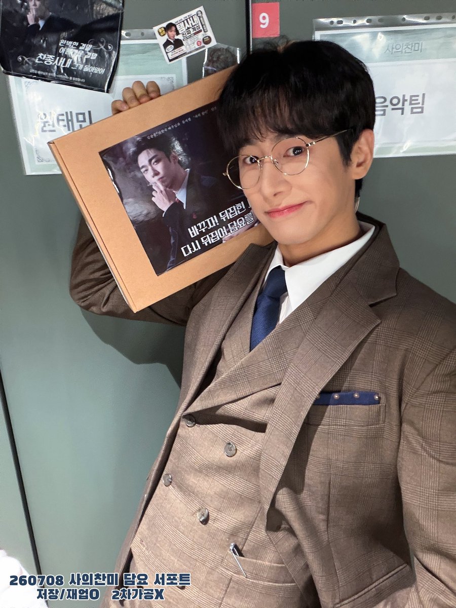 chx3at's tweet photo. 와진심 비뚤어진 안경 덕에 바보력 + 3828181
무슨 애니메이션 캐릭터 같음 https://t.co/wHONwCKaYT