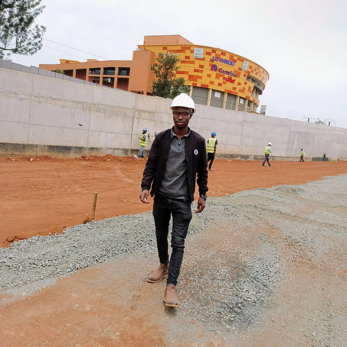 BwambaleJoabJb's tweet photo. Uganda's first major underground road is the Nsambya Underpass, a 360-meter, 4-lane subterranean roadway in Kampala. Located as a core component of the Kampala Flyover Project, it smoothly diverts and manages traffic flow between Queen's Way, Mukwano Road, and Ggaba Road.

#Uganda