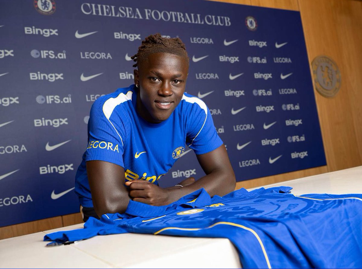 NUOReports's tweet photo. 🚨🔵 OFFICIAL: Geovany Quenda is a Chelsea player! ✍️

The highly-rated youngster has been unveiled by the Blues.

 "I'm excited to work with my teammates and manager Xabi Alonso. I'm a hard-working young player and I always want to help my team."
#Chelsea #CFC #Quenda #Transfers https://t.co/MuWqjsWBQc