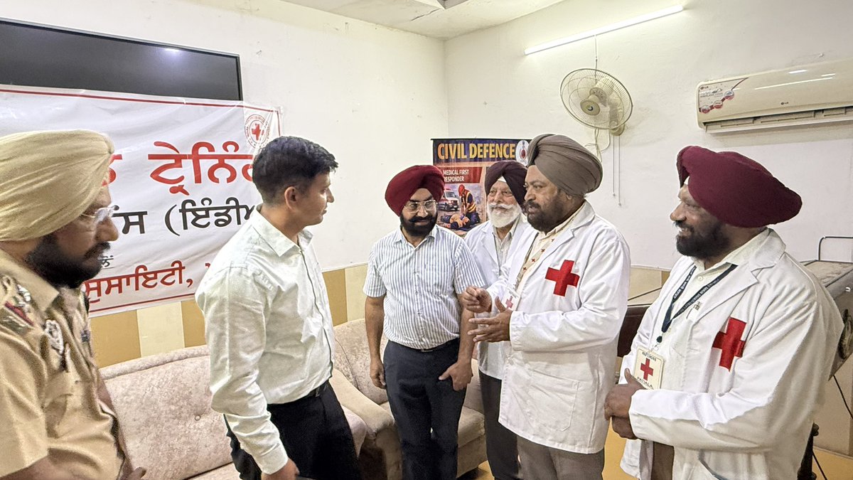 DCPatialapb's tweet photo. Felicitated the first batch of teachers trained in Civil Defence &amp; First Aid under the #ChetnaProject. These teachers will now serve as Master Trainers and equip students with life-saving skills, strengthening emergency preparedness and building a safer society.
#Patiala https://t.co/C8ddZxmbNs