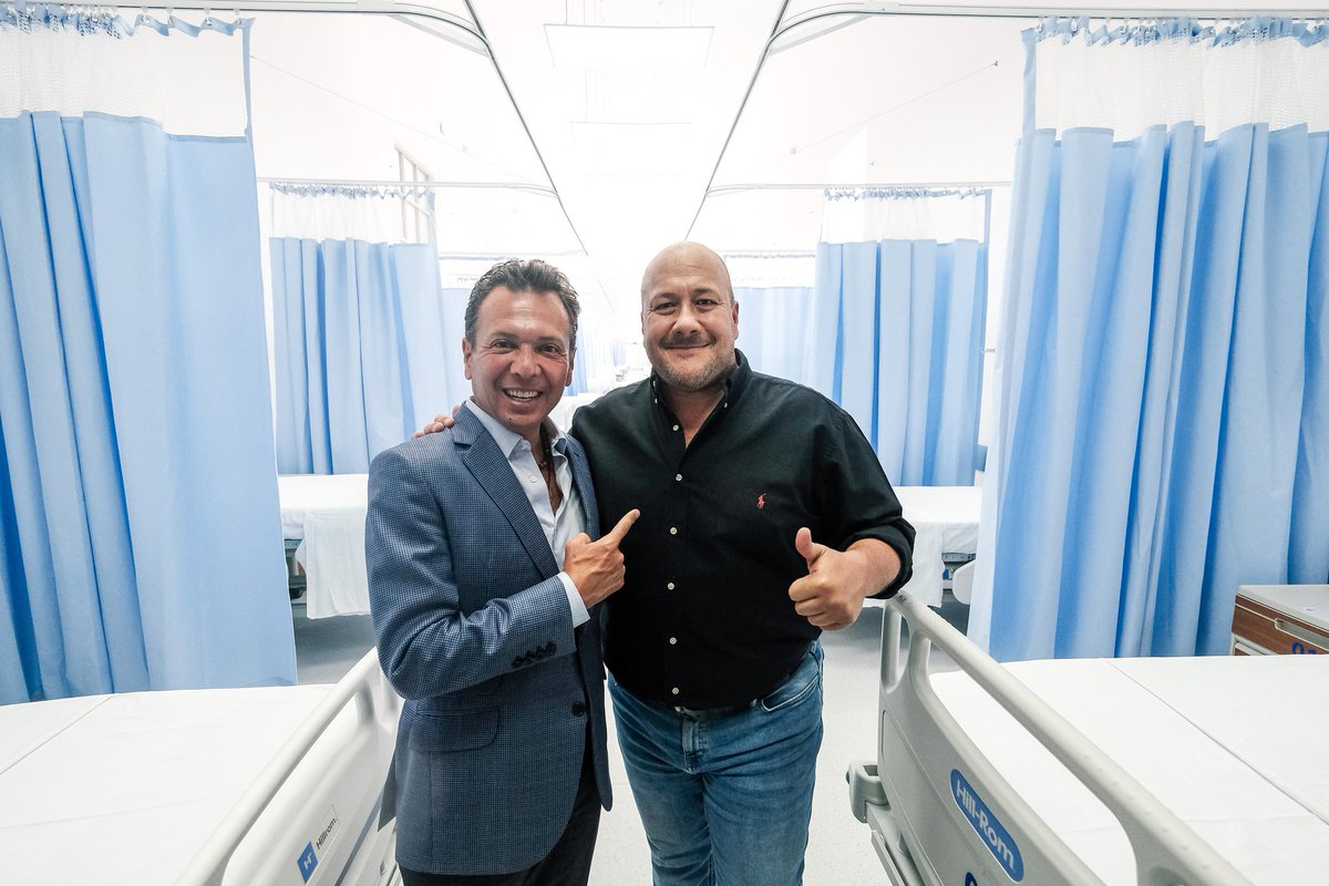 marcatextos's tweet photo. #OidoAlPasar
¿Recuerdan que en la crisis -en su momento más álgida- de los desaparecidos -31 de marzo del 2023-, "coincidentemente" el gobernador #Alfaro se "enfermó" y fue sometido a cirugía por problemas en dos cervicales que lo dejó "fuera de circulación" durante varios días y durante cuya convalecencia falleció Raúl Padilla López?
Hoy, en plena crisis del agua sucia y pestilente en la zona metropolitana, ante las manifestaciones de los ciudadanos afectados, las "metidas de pata" del gabinete y de los diputados de @MovCiudadanoJal, y la incapacidad de la Secretaría de Salud y la Coprisjal que aseguran no hay riesgos para la salud, "coincidentemente" el gobernador #Lemus -que ha estado mudo ante el problema que ya lo rebasó- es "operado" de "emergencia" y estará inactivo varios días.
Que curioso que no se "enfermó" durante los días del Mundial México 2026 en Jalisco.