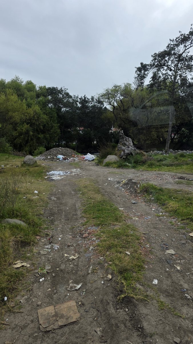 emac_ep's tweet photo. 🚨 ¡Los escombros no van en quebradas ni ríos!

Deposítalos en la escombrera autorizada ubicada en San Pedro de  Llacao. Evitemos la contaminación y protejamos la calidad del agua, la  flora y fauna de nuestro entorno.🌱 

@MarisolPenaloz2 
@MunicipioCuenca https://t.co/8JVVLGOZXM