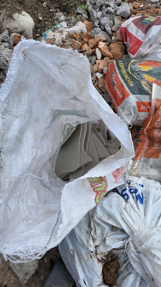 emac_ep's tweet photo. 🚨 ¡Los escombros no van en quebradas ni ríos!

Deposítalos en la escombrera autorizada ubicada en San Pedro de  Llacao. Evitemos la contaminación y protejamos la calidad del agua, la  flora y fauna de nuestro entorno.🌱 

@MarisolPenaloz2 
@MunicipioCuenca https://t.co/8JVVLGOZXM