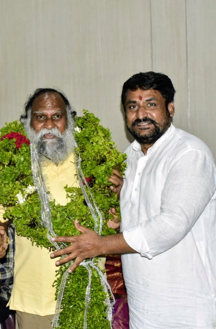 BShathru's tweet photo. ఈ రోజు  'టైగర్' జగ్గారెడ్డి @ImJaggaReddy  అన్నను కలిసి, ఆయనకు పుట్టినరోజు శుభాకాంక్షలు తెలియజేశాను.
#Bijjishathrurao
@INCTelangana https://t.co/mYALHSMMrN
