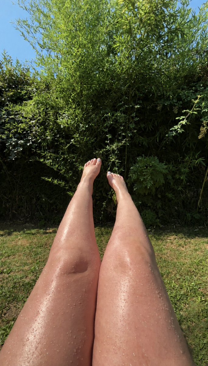 linaa1dom's tweet photo. Regarde mes pieds bronzer alors que toi tu bosse comme un porc pour moi🤣🐷
#soumis #pieds #chien #findom #domi
#feetfetish #moneyslave #esclave #porc https://t.co/Nw1sz3eG7d