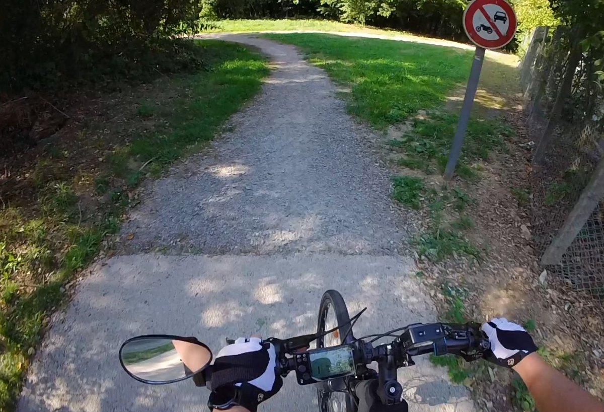wretch87's tweet photo. @pekval @cortezalex6 Il y a en effet : 
Une 1ère insertion vers la VV au début puis via un accès riverain
Ensuite ça bifurque vers la droite pour arriver sur un chemin de graviers/sable
Avec une sortie assez dangereuse : abrupte, gravillonneuse débouchant sur un trottoir étroit avec peu de visibilité https://t.co/WQ8Kt9FwcS