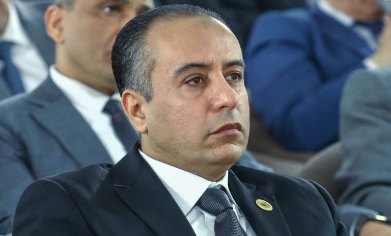saifalhroub's tweet photo. 🚨🚨🚨🚨🚨

• كوارث تسييرية ومالية (ديون وفضائح) 💰💰

 عجز مالي وفواتير الدجاج: 

الاتحاد يعاني من ديون خانقة وعجز سنوي رغم الدعم الحكومي؛ وضرب مولينا مثلاً مضحكاً مبكياً بأن الاتحاد عاجز حتى عن دفع مستحقات "مورّد الدجاج واللحوم" للمنتخب، والتحجج دائماً بأن "الفواتير غير مطابقة".

 طرد من الفنادق وعدم دفع المكافآت: 

فنادق منتخبات الشباب والسيدات لم تدفع مستحقاتها. كما أن لاعبي منتخب تحت 17 سنة ومنتخب السيدات لم يتلقوا مكافآتهم حتى الآن.

 مستحقات منتخب السيدات المالية: 

تم تهديد لاعبات منتخب السيدات بالاستبعاد النهائي إذا واصلن المطالبة بمستحقاتهن عبر الإيميل.

 مستحقات الشركات التنظيمية: 

شركة "Match World" التي نظمت الدورة الودية (ضد غواتيمالا والأوروغواي في إيطاليا) تطالب بأموالها، والاتحاد لم يدفع حتى للعمال الجزائريين الذين اشتغلوا في تلك الدورة. 🙂