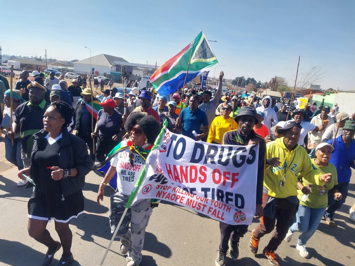 SayEntrepreneur's tweet photo. 7 day notice in Soweto has lapsed. 

So all tuckshops owned by illegal immigrants will be closed. The community started closing down these shops today. https://t.co/OMj80oq1rR