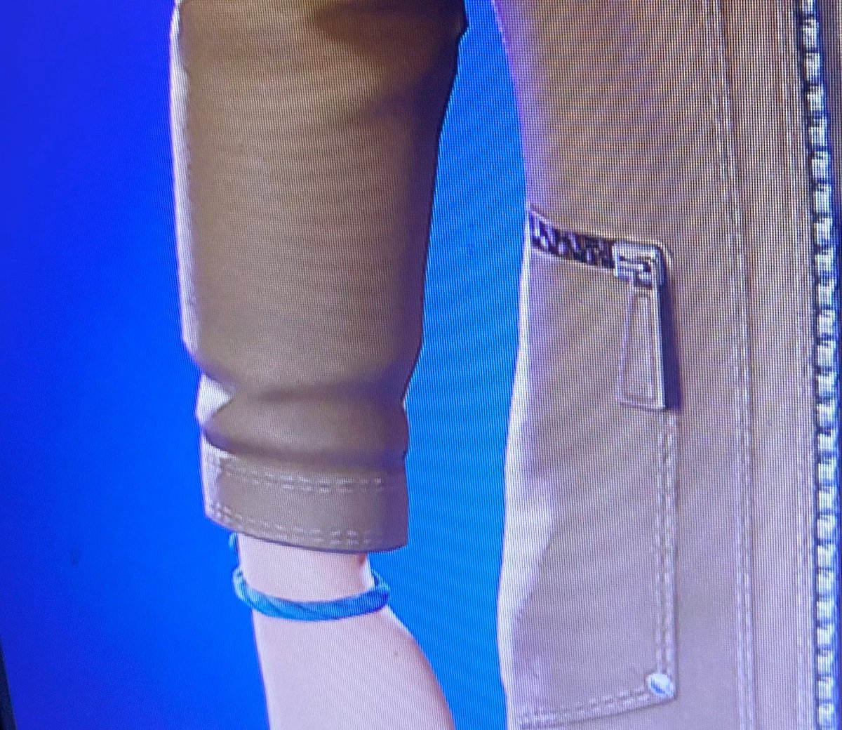 somanyspores's tweet photo. I am once again asking why dustin's skin is wearing el's bracelet !!!!! https://t.co/eWgs0VNmnQ