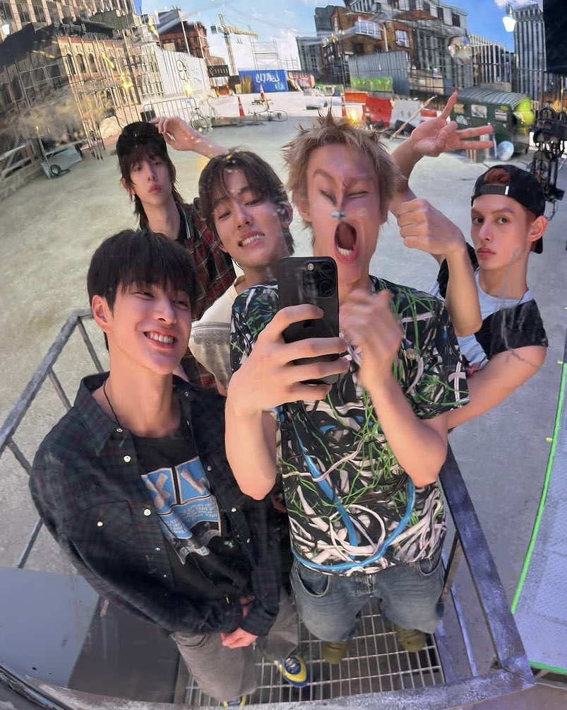 hyuckiko's tweet photo. having tropa and cousin-like parasocial relationship with cortis and lngshot fr they r js like my pinsan talaga lalo na si martin 😭 https://t.co/GIKlYJg1IV
