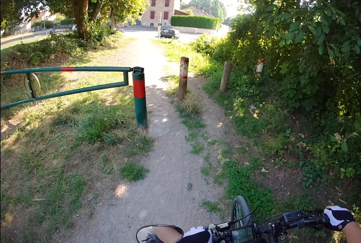 wretch87's tweet photo. @pekval @cortezalex6 Il y a en effet : 
Une 1ère insertion vers la VV au début puis via un accès riverain
Ensuite ça bifurque vers la droite pour arriver sur un chemin de graviers/sable
Avec une sortie assez dangereuse : abrupte, gravillonneuse débouchant sur un trottoir étroit avec peu de visibilité https://t.co/WQ8Kt9FwcS