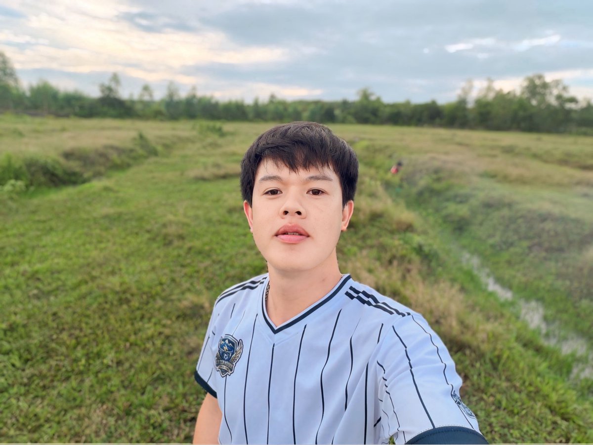Krua2007's tweet photo. ต่างคนต่างใช้มีดทิ้มแทง https://t.co/m4GvvU0Dzq