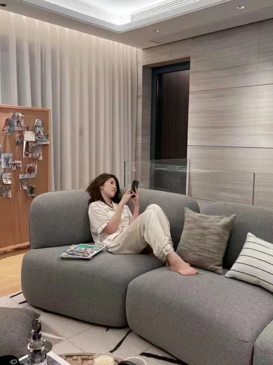 li93na's tweet photo. Just found the best cozy combo: warm tea, fuzzy socks, and my favorite show playing on the couch. Perfect rainy Sunday vibe!， https://t.co/oUbw5ZJNKY