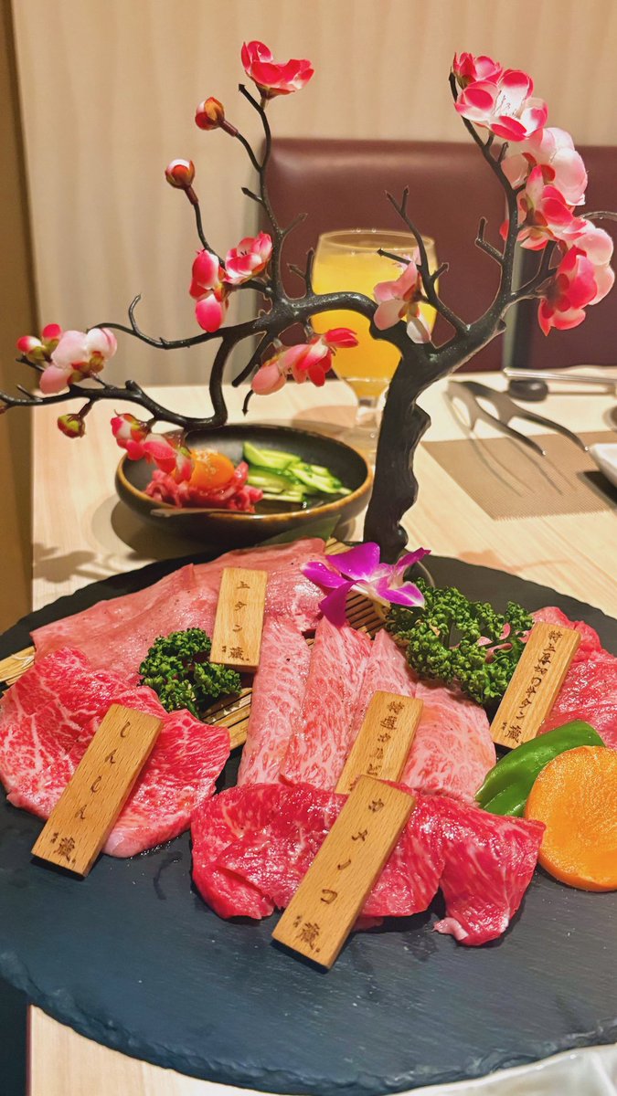 Shixisandayo's tweet photo. エンカした時によくやるみんなのTwitterアカウント見せるやつ、撮るの忘れててやらかしぃさん🫠
代わりにお肉載せる🥩🥩🥩満腹すぎた💯
あとみんな歌上手くてさいこ〜だった🫶
楽しかった〜！！！！！ https://t.co/5XCSkwDNJj
