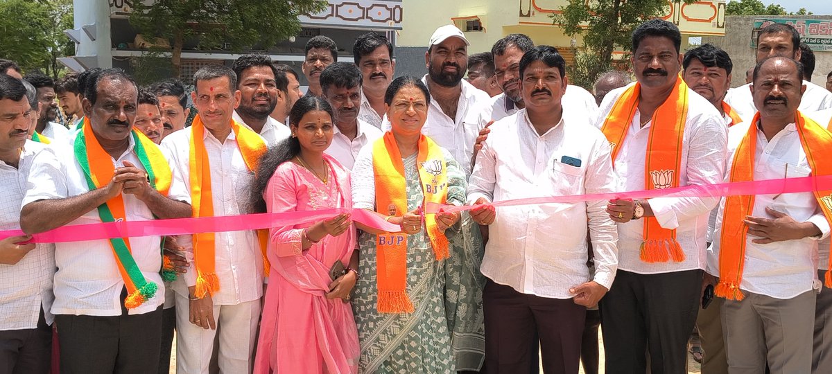 Aruna_DK's tweet photo. ఈ రోజు మహబూబ్ నగర్ జిల్లా రాజాపూర్ మండలం కాలేపల్లి గ్రామంలో గ్రామస్తుల కోరిక మేరకు ఏర్పాటు చేసిన సీసీ రోడ్డును ప్రారంభించడం జరిగింది. 
#dkaruna #mpdkaruna #narayanapeta #palamurudevelopment #mahabubnagarparliament https://t.co/6C5NogBcSK