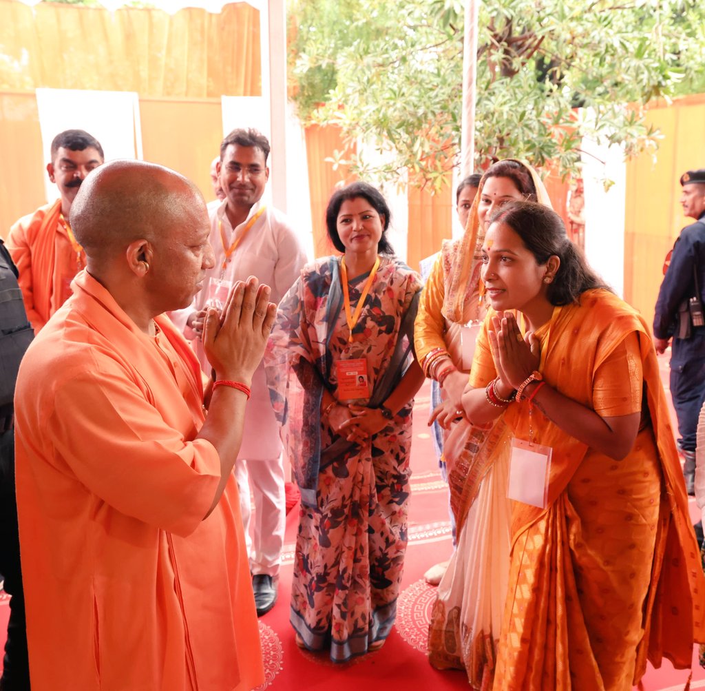 ReenaJa77110242's tweet photo. उत्तर प्रदेश के यशश्वी माननीय मुख्यमंत्री श्री @myogiadityanath जी से शिष्टाचार भेंट करने का सौभाग्य प्राप्त हुआ।🙏🏻🚩

@highlight 
@narendramodi
@idharampalsingh @mppchaudhary
@NitinNabin @AmitShah @Bhupendraupbjp @BJP4India @BJP4UP @BJP4Delhi @BJPKashiKshetra https://t.co/BXfueR1eed
