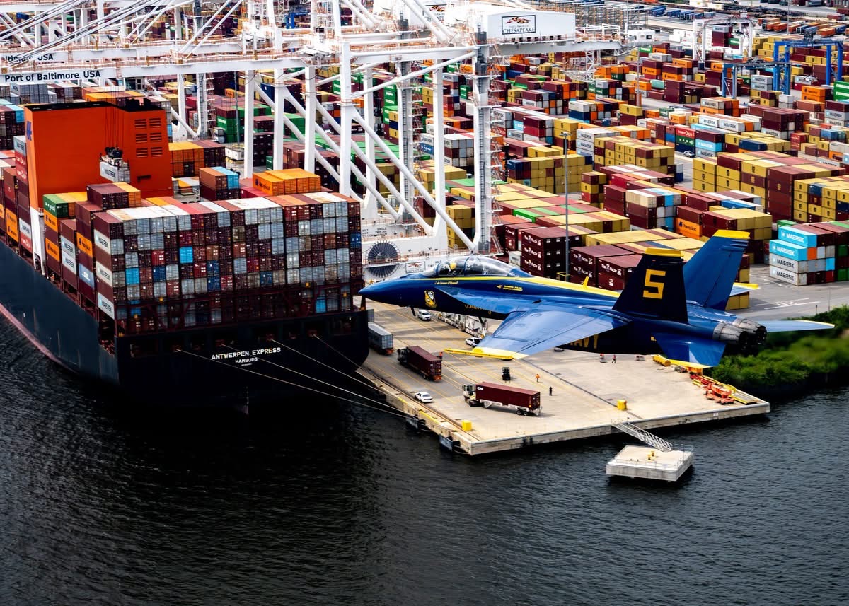 portofbalt's tweet photo. A view you don't see every day.💙💛

As Baltimore celebrated America's 250th birthday during @MDfleetweek, a @BlueAngels jet soared past a container ship and the towering Neo- Panamax cranes of Seagirt Marine Terminal, creating this one-of-a-kind view.

📸: @BlueAngels https://t.co/ulbZZIHULC
