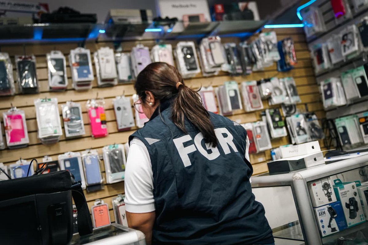 NoticieroSLV's tweet photo. La @FGR_SV y la @PNCSV hicieron efectiva la captura de seis personas vinculadas a una red dedicada al ingreso de contrabando de celulares de alta gama y consolas de videojuegos desde Estados Unidos.

Como parte del procedimiento, las autoridades continúan ejecutando allanamientos en comercios de San Salvador Centro y Santa Tecla, utilizados presuntamente como fachada para la comercialización de estos dispositivos, donde se verifica la documentación de la mercadería.

De acuerdo con las investigaciones, esta estructura movilizó de forma ilegal $11,486,498.95.