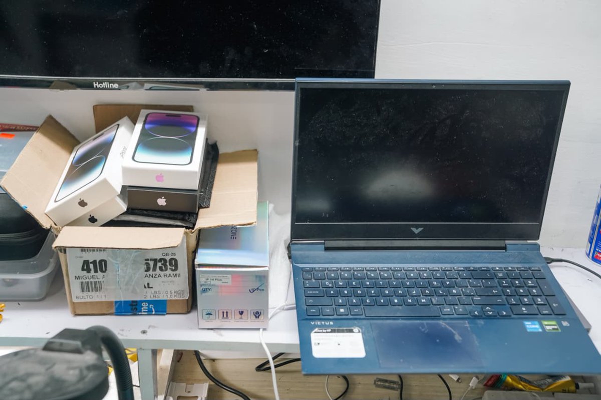 NoticieroSLV's tweet photo. La @FGR_SV y la @PNCSV hicieron efectiva la captura de seis personas vinculadas a una red dedicada al ingreso de contrabando de celulares de alta gama y consolas de videojuegos desde Estados Unidos.

Como parte del procedimiento, las autoridades continúan ejecutando allanamientos en comercios de San Salvador Centro y Santa Tecla, utilizados presuntamente como fachada para la comercialización de estos dispositivos, donde se verifica la documentación de la mercadería.

De acuerdo con las investigaciones, esta estructura movilizó de forma ilegal $11,486,498.95.