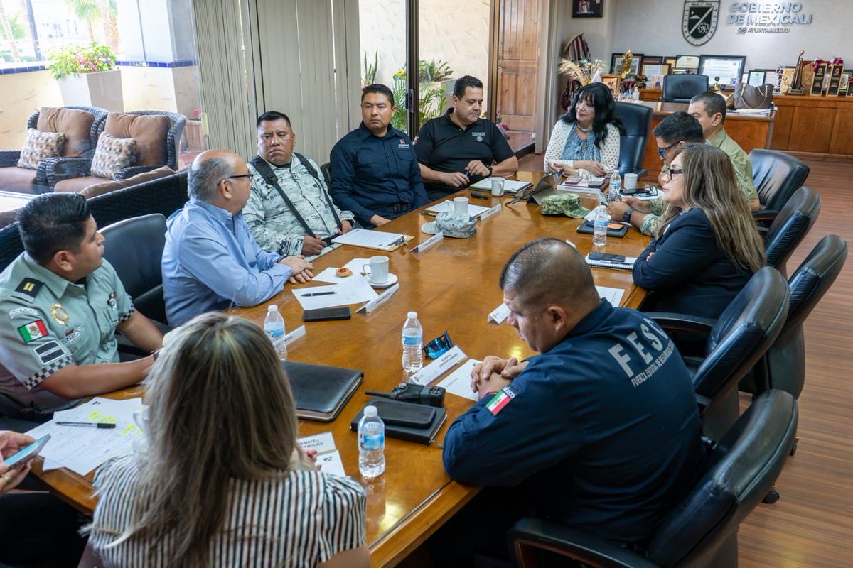 NormaMXL's tweet photo. Seguimos trabajando en equipo por una mejor movilidad fronteriza. En #MesaDeSeguridad revisamos los tiempos de cruce en las garitas para identificar acciones que beneficien a quienes transitan por ahí todos los días. https://t.co/bPwAAI7Dex