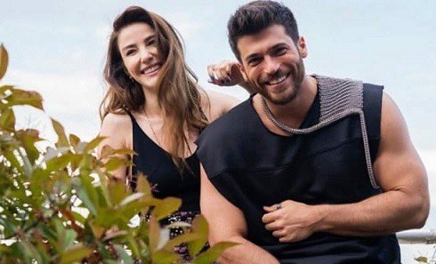 Mariagenn59's tweet photo. Ozge: Sul set con Can è scattata subito una forte sintonia, che è figlia dell’amicizia che ci lega da anni. Per questo abbiamo fatto ben due serie insieme: piacciamo ai fan, così come è successo anche a Serkan con altre partner con cui ha lavorato. https://t.co/ayAyuDaGug