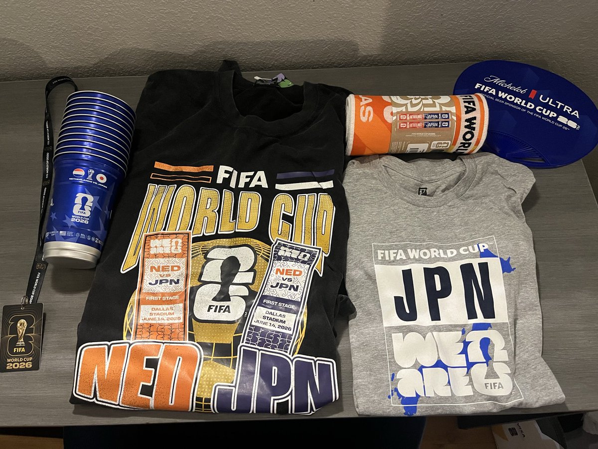 W杯の戦利品が多すぎて、帰りのZIPAIR乗るために洋服を重ね着して荷物