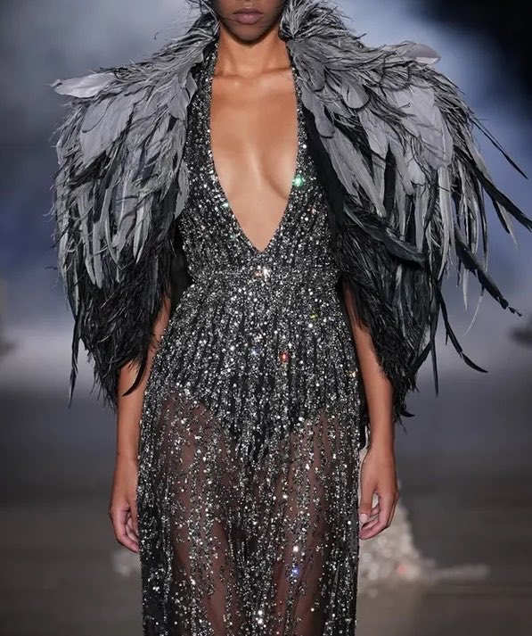 soomienana's tweet photo. Zuhair Murad FW26 Haute Couture..🖤 https://t.co/nyFiFP4hqm