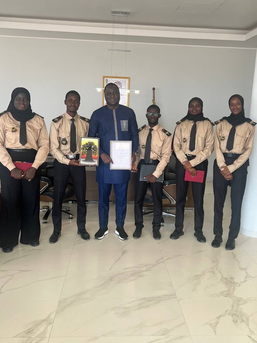 bde_ept's tweet photo. 🤝🏾 Le Bureau Des Elèves de l'École
Polytechnique de Thiès a eu l'honneur d'être reçu ce mercredi 08 juillet par Monsieur Déthié Fall, Ministre des Infrastructures du Sénégal et alumni de la 24e promotion. https://t.co/qvmdlbr4Ww