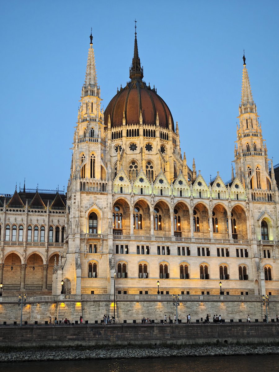 KatySnchez's tweet photo. Parlamento de Budapest (1904) Tiene 96 mts. de altura #neogotico #hacerfotos #cupula #torres #parlamento #Budapest https://t.co/bNJHKDRFOE