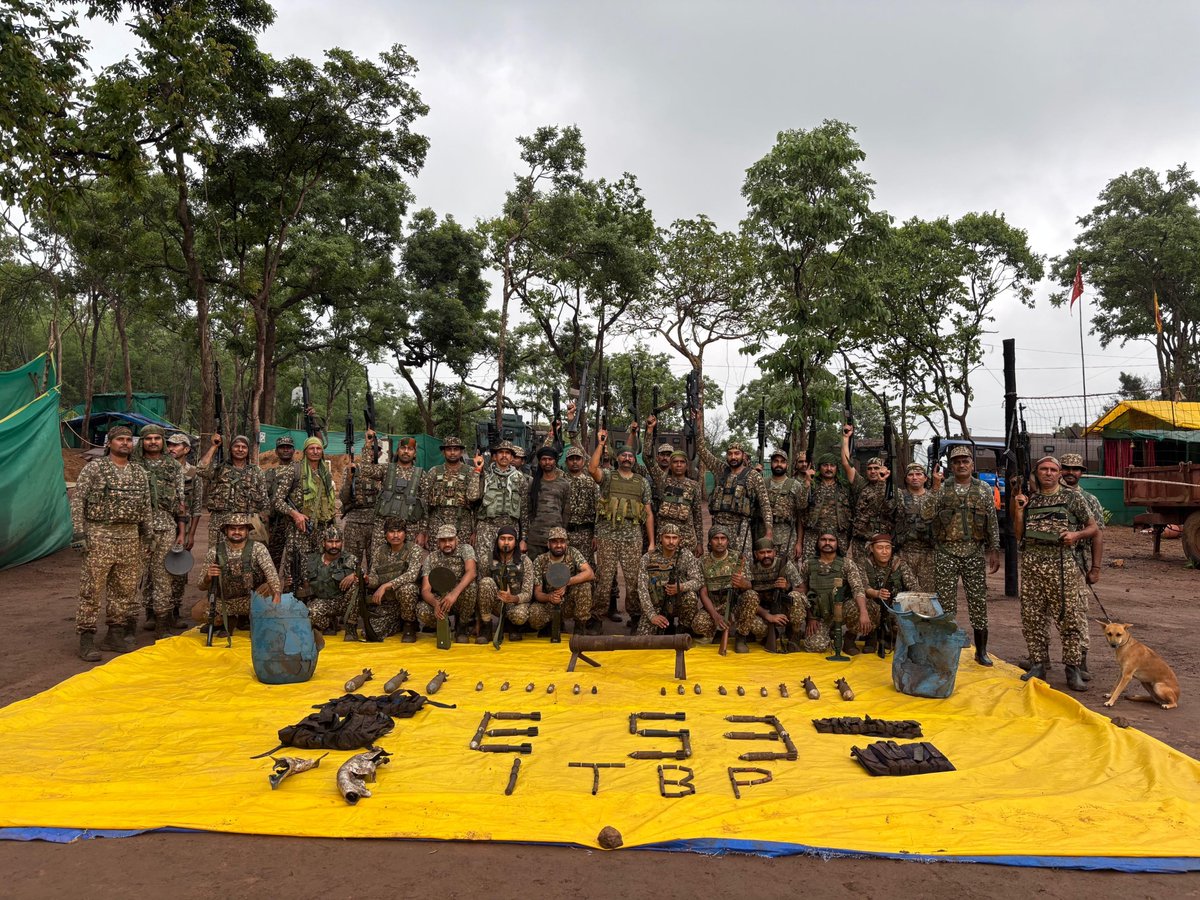 ITBP_official's tweet photo. 53 BN #ITBP एवं छत्तीसगढ़ पुलिस के संयुक्त अभियान में अबूझमाड़ (अडींगपार) से नक्सलियों के हथियार, गोला-बारूद और बड़ी मात्रा में विस्फोटक बरामद। 15 किलोग्राम का प्रेशर-कुकर IED सुरक्षित रूप से नष्ट कर नक्सली साजिश को नाकाम किया गया।
#नक्सल_मुक्त_भारत
🇮🇳 #Himveers https://t.co/jjdM9imyIN