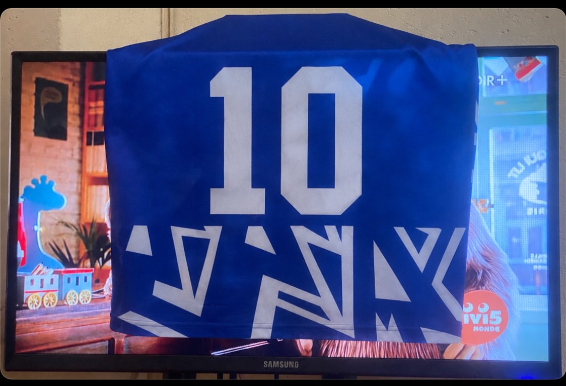 kasaro05's tweet photo. Dear @rayon_sports President!  Gute kumunsi w’Ubukwe (GIKUNDIRO DAY) tuzasohoka twambaye imyenda yo muri 2025 koko?? 

Please Mu dufashe mushyire jersey nshyashya hanze  kuko tuzakeneye! 

RAYON DAY Y’UYU MWAKA NUMURIRO🔥🔥🔥🔥🔥🔥🔥🔥

Ese Wowe wamaze kugura ticket yawe? https://t.co/cgq6RVATmc